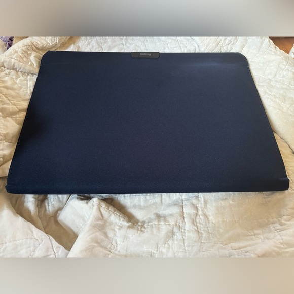 Like-new Bellroy 16” slim laptop case with magnetic closure in Navy - Picture 4 of 4